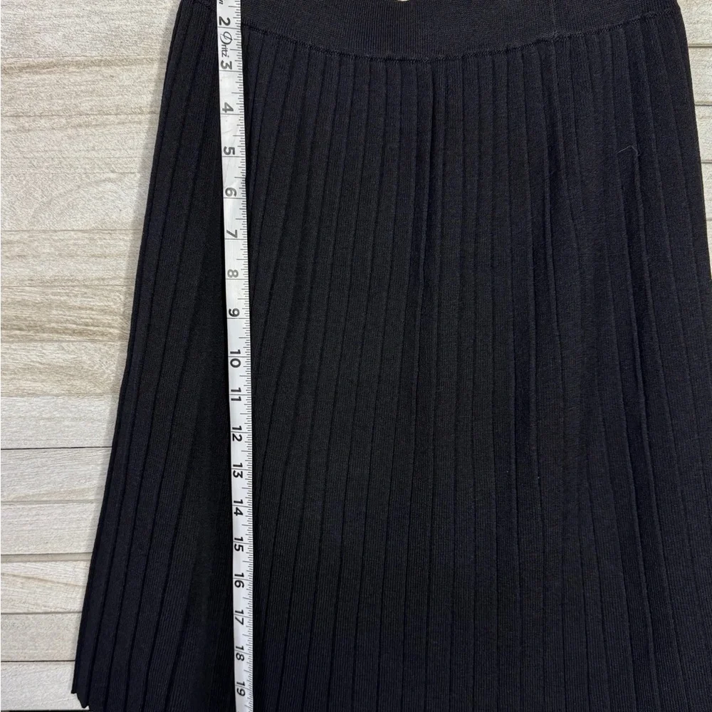 St. John Basics Black Pleated A-Line Skirt Size 6 Luxe Knit Classic Preppy